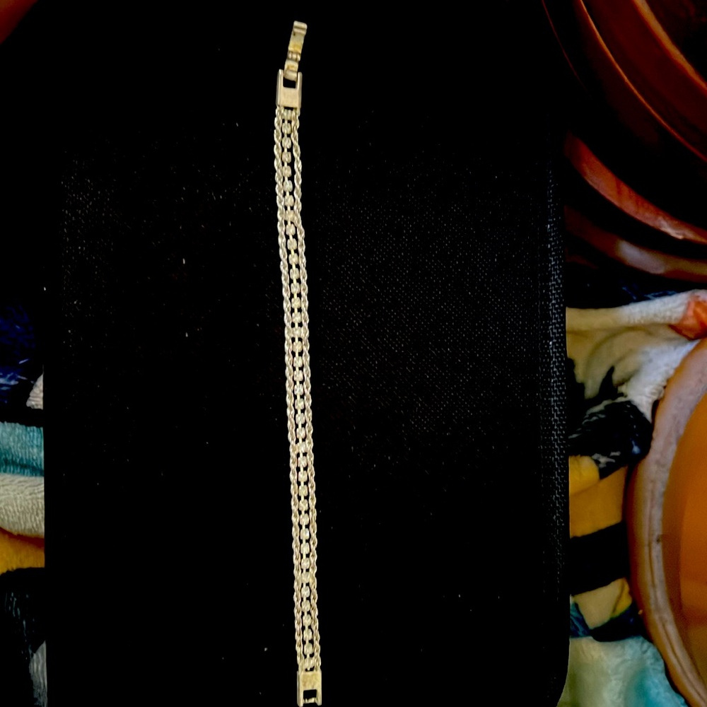 Bracelet with crystals for the middle row, and rope chain on both sides.